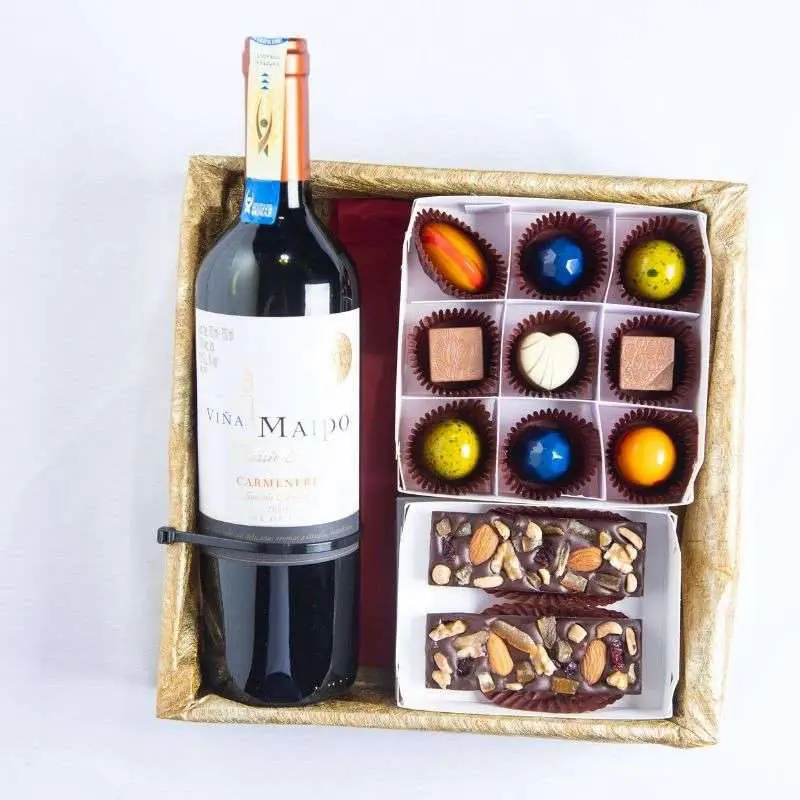Caja de chocolates y vino